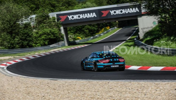 Porsche Taycan, record al Nurburgring per l’auto elettrica - Foto 3 di 5