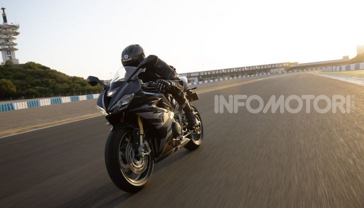 Triumph Daytona 765 Limited Edition: una Moto2 per la strada - Foto 1 di 30