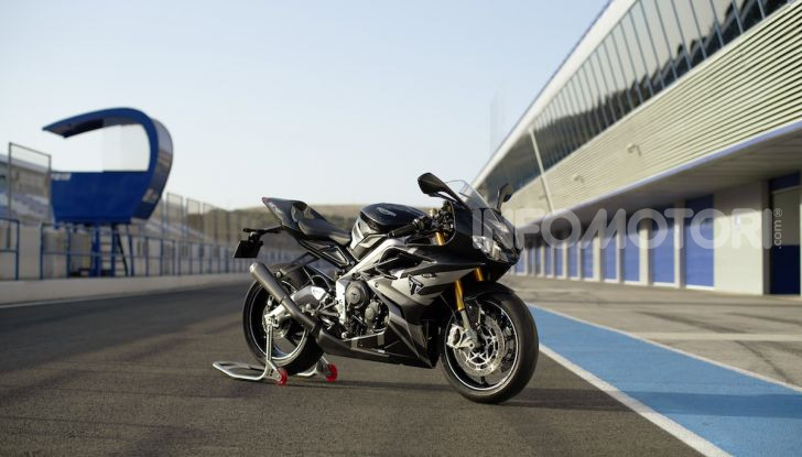 Triumph Daytona 765 Limited Edition: una Moto2 per la strada - Foto 12 di 30