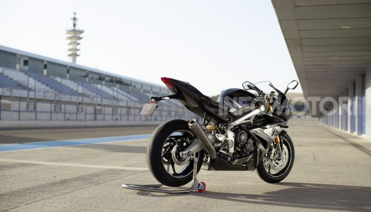Triumph Daytona 765 Limited Edition: una Moto2 per la strada - Foto 14 di 30