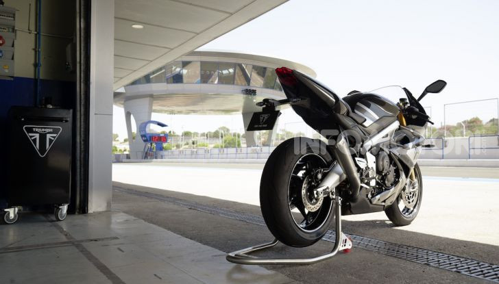 Triumph Daytona 765 Limited Edition: una Moto2 per la strada - Foto 15 di 30