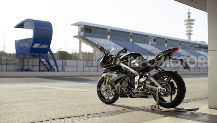 Triumph Daytona 765 Limited Edition: una Moto2 per la strada - Foto 16 di 30