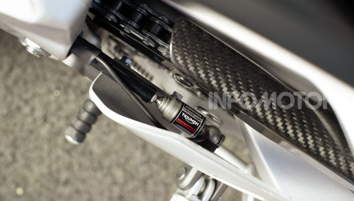 Triumph Daytona 765 Limited Edition: una Moto2 per la strada - Foto 21 di 30