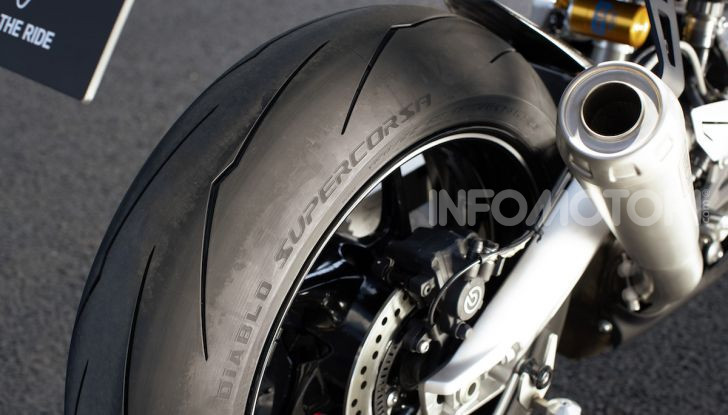 Triumph Daytona 765 Limited Edition: una Moto2 per la strada - Foto 24 di 30