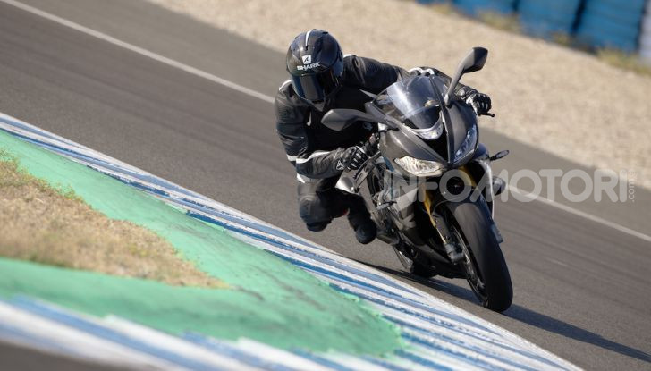 Triumph Daytona 765 Limited Edition: una Moto2 per la strada - Foto 4 di 30