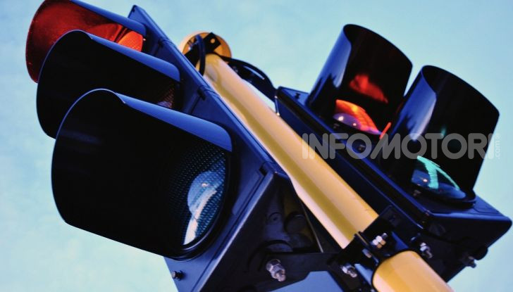Semaforo giallo: quando accelerare, rallentare o fermarsi - Foto 6 di 10