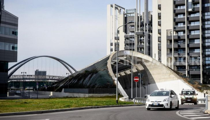 Frecce alla guida: come utilizzare correttamente gli indicatori di direzione - Foto 9 di 10