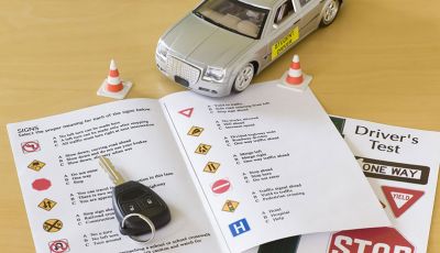 Scoperta una scuola guida abusiva solo per cinesi