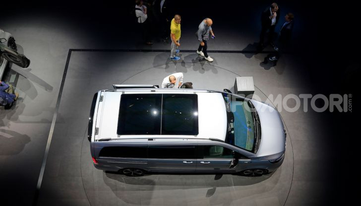 Mercedes Concept EQV: il primo monovolume premium 100% elettrico - Foto 4 di 16