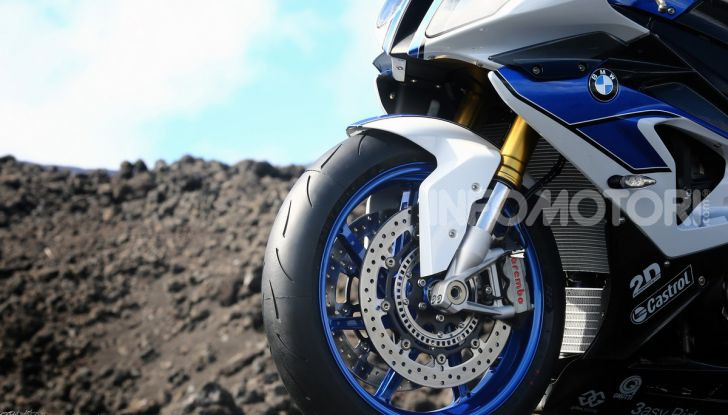 La gomme anteriore Metzeler della BMW HP4