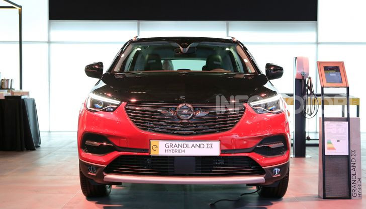 Opel Grandland X Plug-In Hybrid4: trazione integrale e poche emissioni - Foto 2 di 14