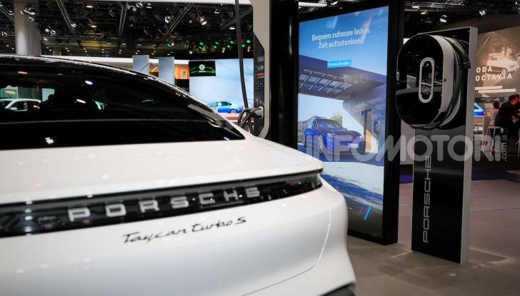 Porsche Taycan 2020, foto e dati della versione definitiva - Foto 16 di 33