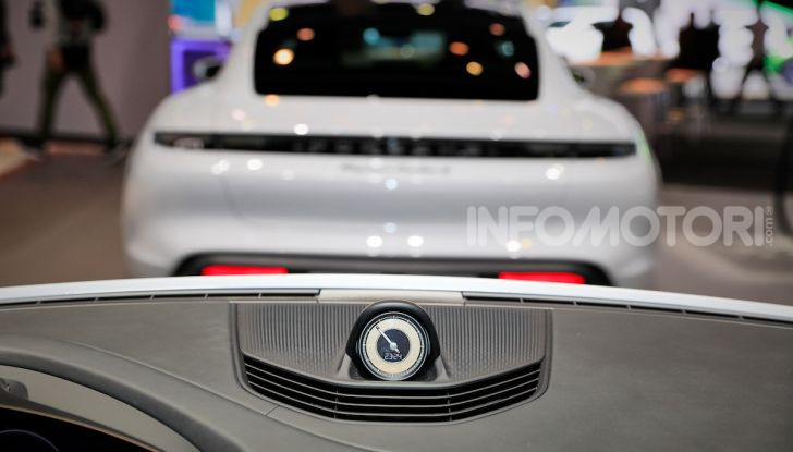 Porsche Taycan 2020, foto e dati della versione definitiva - Foto 20 di 33