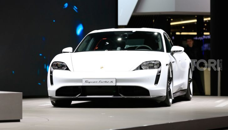 Porsche Taycan 2020, foto e dati della versione definitiva - Foto 10 di 33