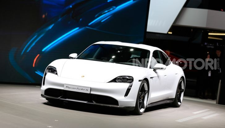 Porsche Taycan 2020, foto e dati della versione definitiva - Foto 6 di 33