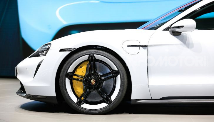 Porsche Taycan 2020, foto e dati della versione definitiva - Foto 7 di 33
