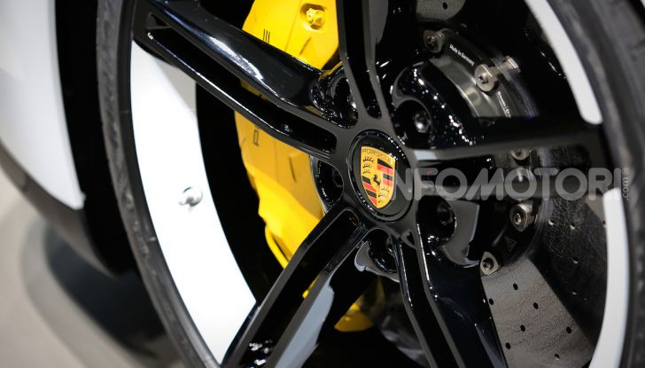 Porsche Taycan 2020, foto e dati della versione definitiva - Foto 25 di 33
