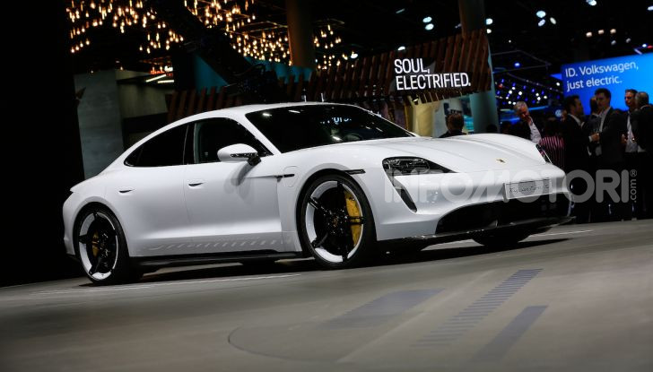 Porsche Taycan 2020, foto e dati della versione definitiva - Foto 8 di 33