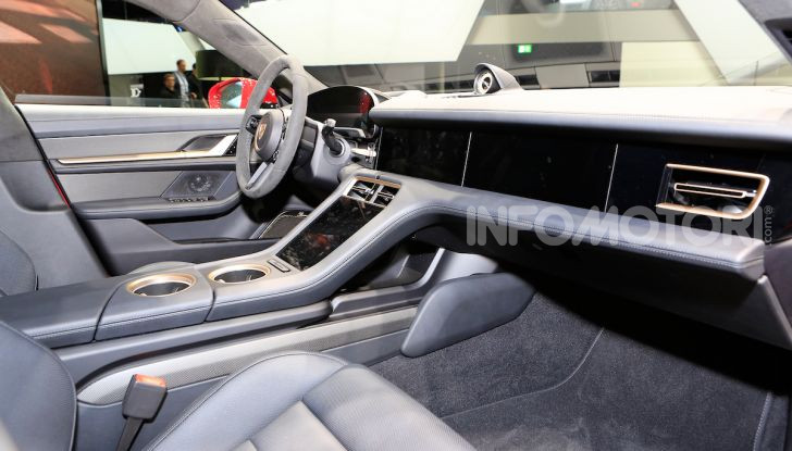 Porsche Taycan 2020, foto e dati della versione definitiva - Foto 26 di 33