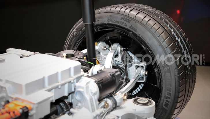 Porsche Taycan 2020, foto e dati della versione definitiva - Foto 9 di 33