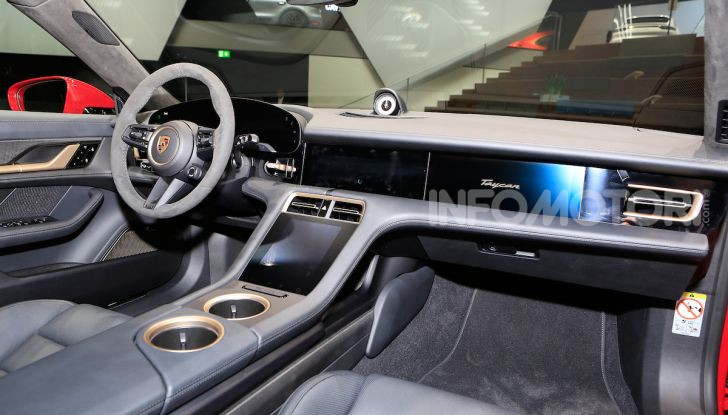 Porsche Taycan 2020, foto e dati della versione definitiva - Foto 30 di 33