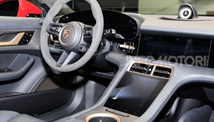 Porsche Taycan 2020, foto e dati della versione definitiva - Foto 31 di 33