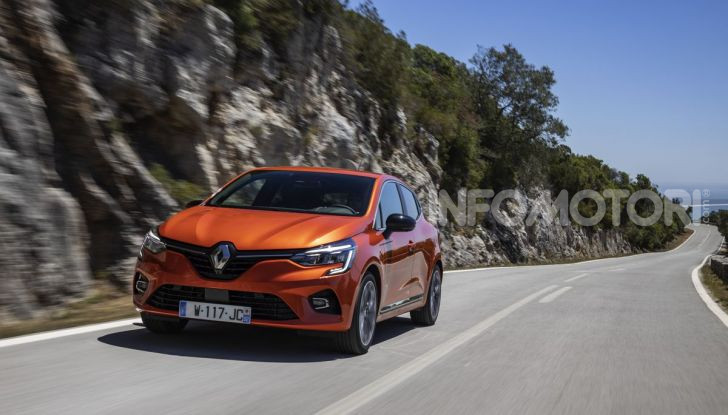 Renault Clio: il restyling 2023 al debutto in aprile, ecco le novità - Foto 3 di 20