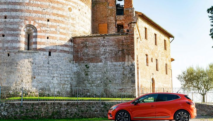 Renault Clio: il restyling 2023 al debutto in aprile, ecco le novità - Foto 4 di 20