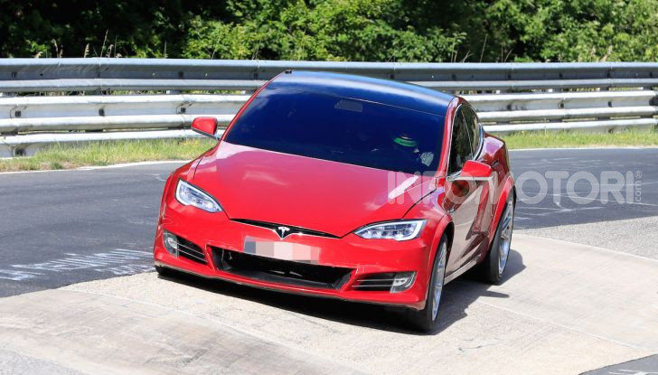 Tesla Model S al Nurburgring per battere il record della Porsche Taycan - Foto 21 di 35