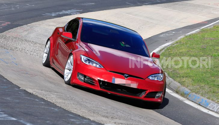 Tesla Model S al Nurburgring per battere il record della Porsche Taycan - Foto 28 di 35