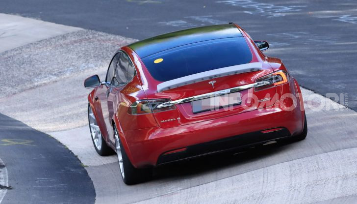 Tesla Model S al Nurburgring per battere il record della Porsche Taycan - Foto 26 di 35