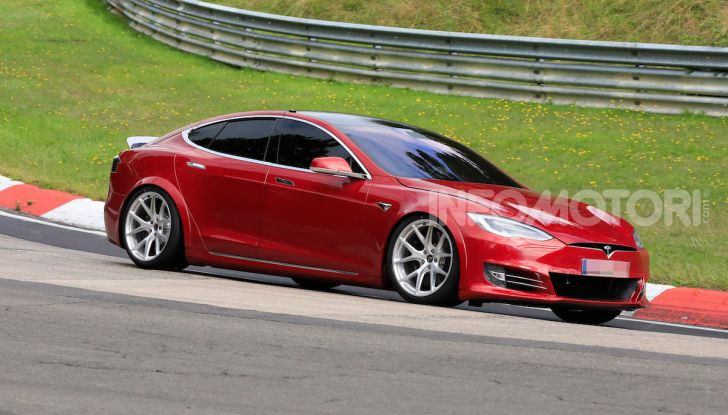 Tesla Model S al Nurburgring per battere il record della Porsche Taycan - Foto 16 di 35