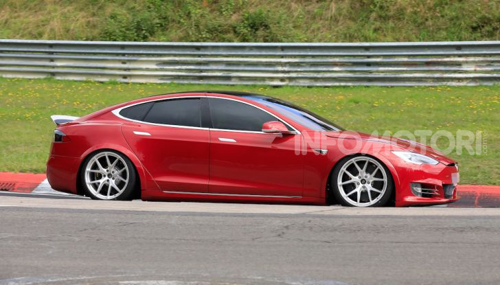 Tesla Model S al Nurburgring per battere il record della Porsche Taycan - Foto 17 di 35