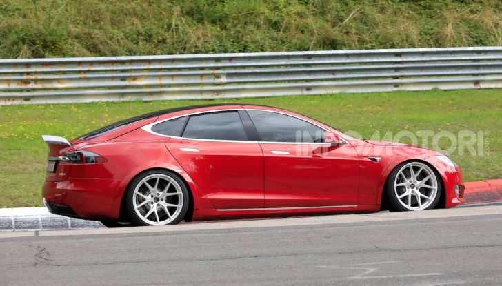 Tesla Model S al Nurburgring per battere il record della Porsche Taycan - Foto 22 di 35