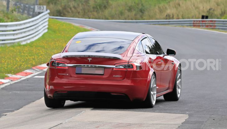 Tesla Model S al Nurburgring per battere il record della Porsche Taycan - Foto 25 di 35