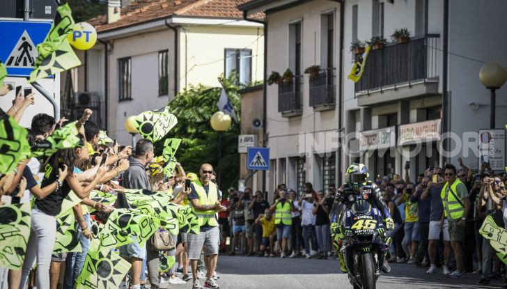 Valentino Rossi verso Misano con la sua Yamaha M1… per le strade di Tavullia! - Foto 31 di 39