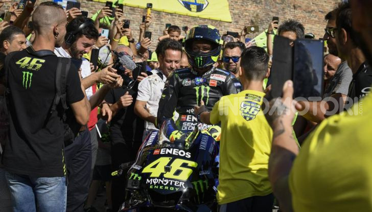 Valentino Rossi verso Misano con la sua Yamaha M1… per le strade di Tavullia! - Foto 10 di 39