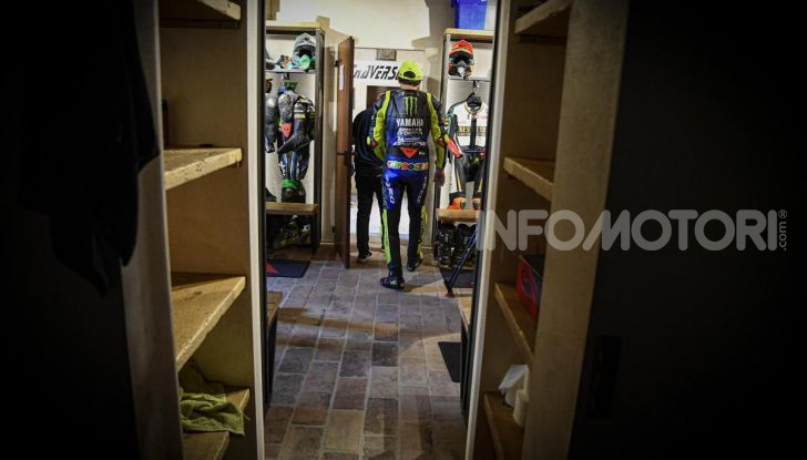 Valentino Rossi verso Misano con la sua Yamaha M1… per le strade di Tavullia! - Foto 26 di 39