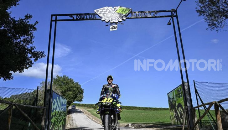 Valentino Rossi verso Misano con la sua Yamaha M1… per le strade di Tavullia! - Foto 25 di 39