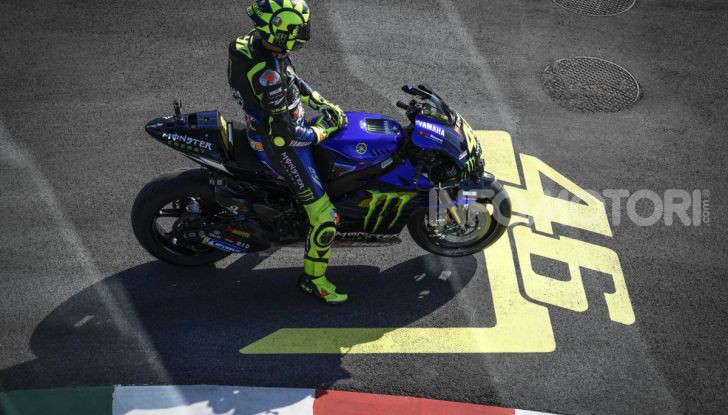 Valentino Rossi verso Misano con la sua Yamaha M1… per le strade di Tavullia! - Foto 23 di 39
