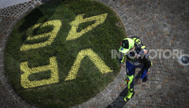 Valentino Rossi verso Misano con la sua Yamaha M1… per le strade di Tavullia! - Foto 22 di 39