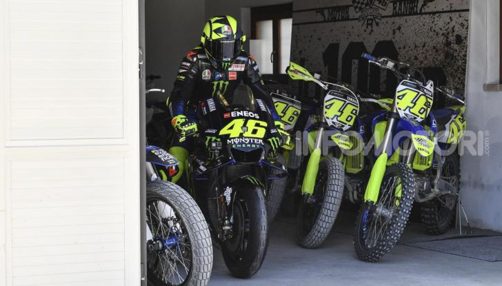 Valentino Rossi verso Misano con la sua Yamaha M1… per le strade di Tavullia! - Foto 3 di 39