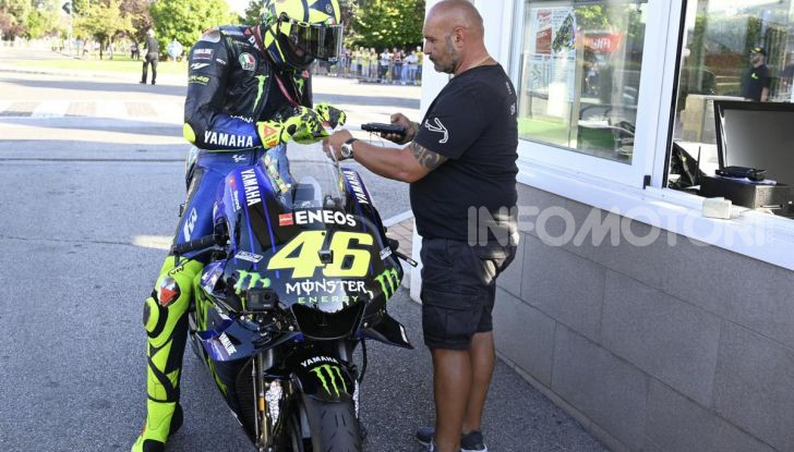 Valentino Rossi verso Misano con la sua Yamaha M1… per le strade di Tavullia! - Foto 6 di 39
