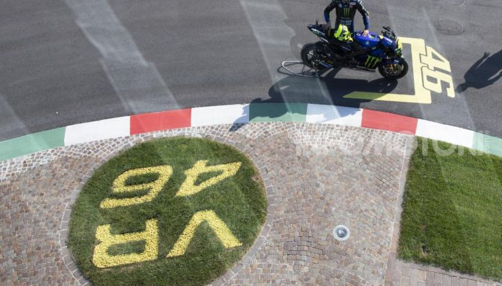 Valentino Rossi verso Misano con la sua Yamaha M1… per le strade di Tavullia! - Foto 19 di 39