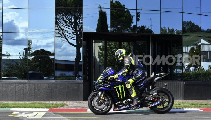 Valentino Rossi verso Misano con la sua Yamaha M1… per le strade di Tavullia! - Foto 38 di 39