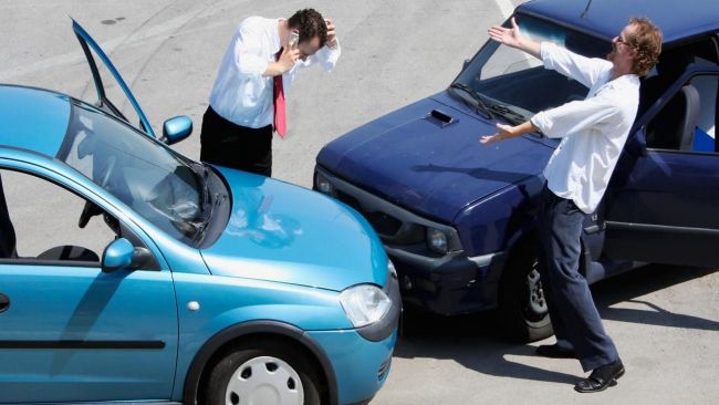 Incidente auto in parcheggio: cosa succede se il responsabile scappa?