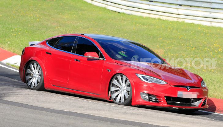 Tesla Model S al Nurburgring per battere il record della Porsche Taycan - Foto 5 di 35