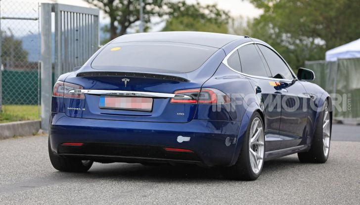 Tesla Model S al Nurburgring per battere il record della Porsche Taycan - Foto 15 di 35