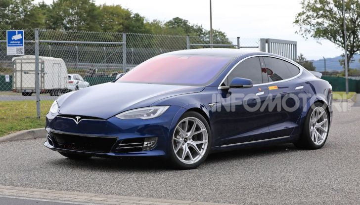 Tesla Model S al Nurburgring per battere il record della Porsche Taycan - Foto 12 di 35