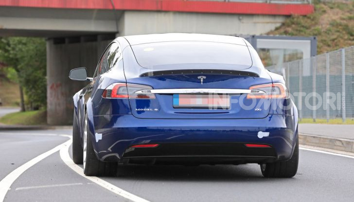 Tesla Model S al Nurburgring per battere il record della Porsche Taycan - Foto 8 di 35